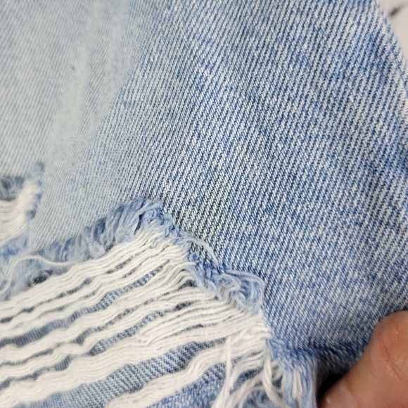 Abercrombie & Fitch high rise 4" distressed denim shorts - Picture 6 of 8